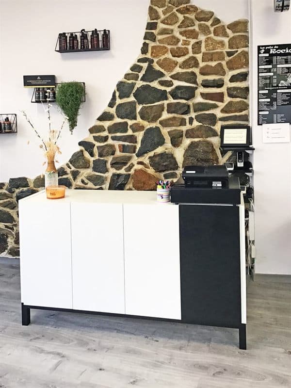 Recepción con pared de piedra en La Pelu de Rocío
