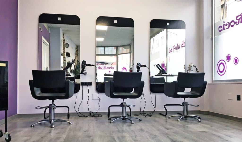 Tocadores con espejos de La Pelu de Rocío, peluquería unisex en Ferrol